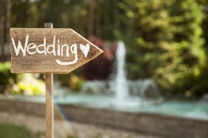 40-Beispiele-fuer-Holz-Schilder-auf-einer-Hochzeit